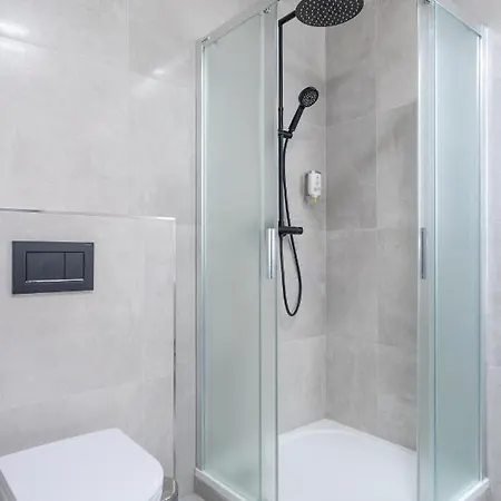 4 Guest house *