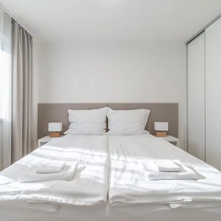 4 Guest house *